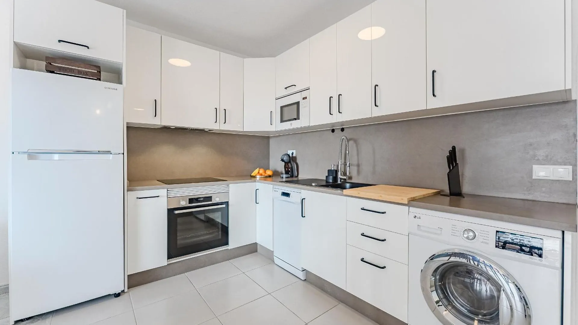 Ocean Walk Victoria Court 2 Modern Apartment With Terrace, Heated Pool, Netflix Los Cristianos  Espanha
