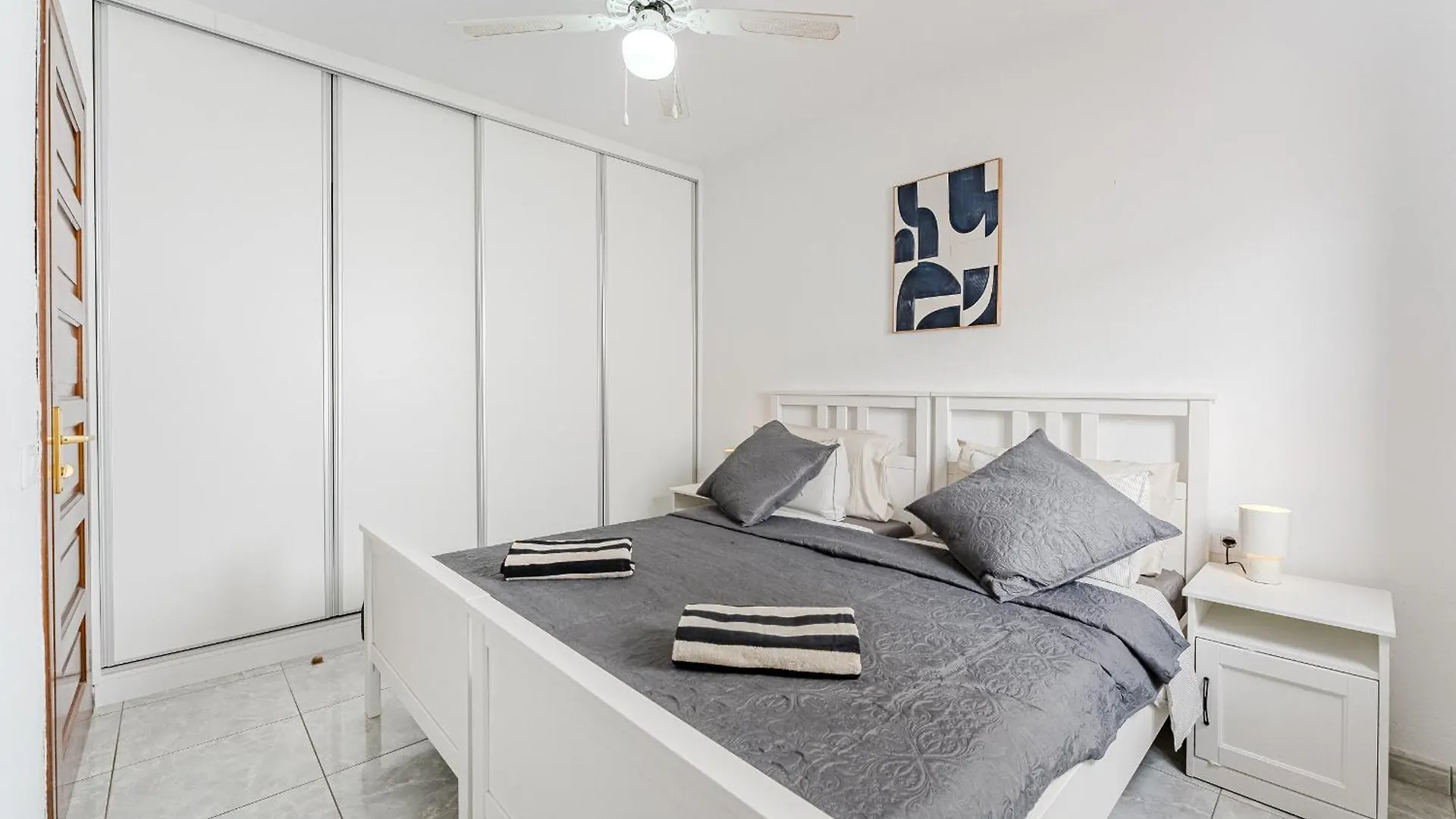 Ocean Walk Victoria Court 2 Modern Apartment With Terrace, Heated Pool, Netflix Los Cristianos  0*, Los Cristianos (Tenerife)
