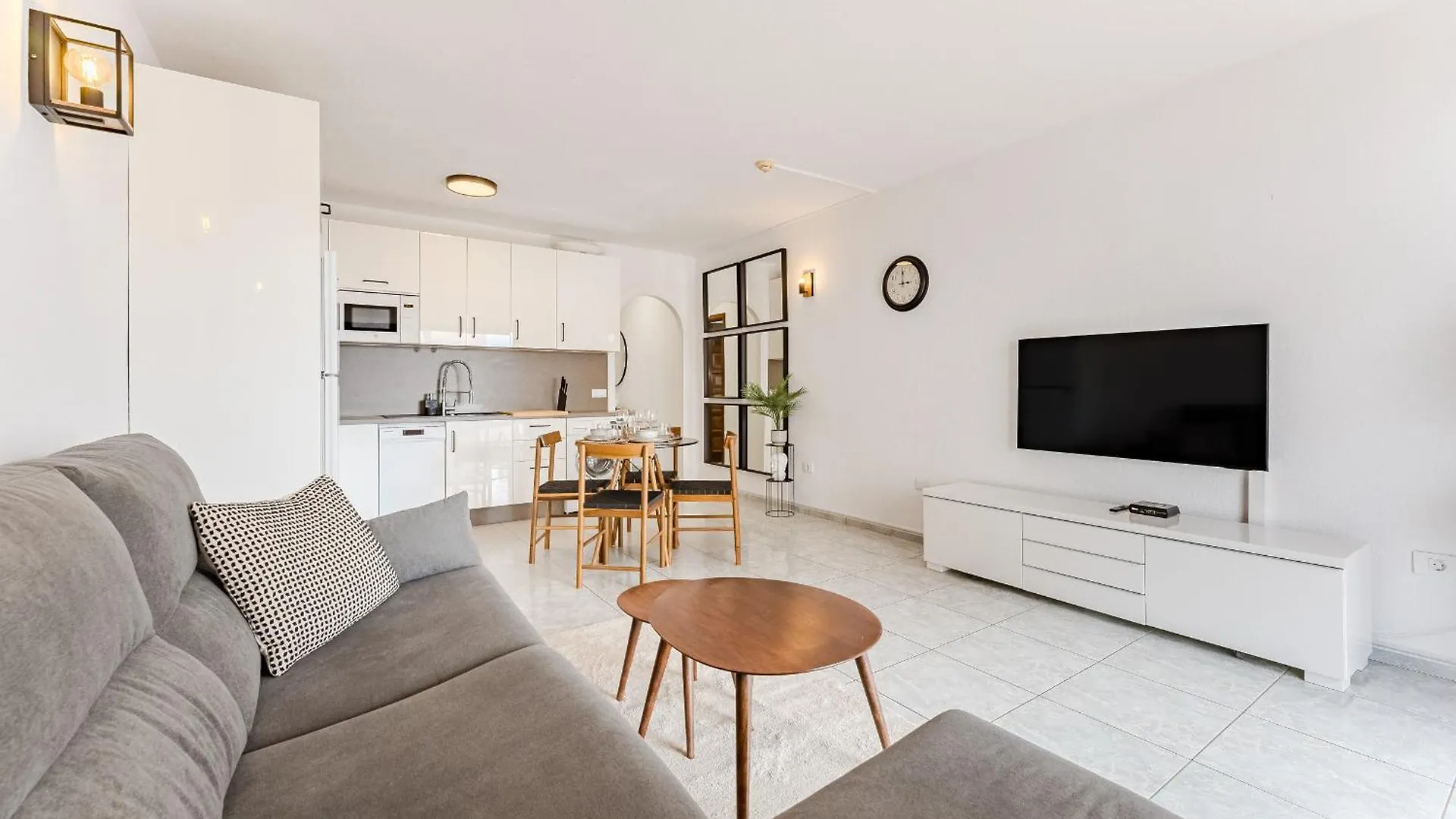 Ocean Walk Victoria Court 2 Modern Apartment With Terrace, Heated Pool, Netflix Los Cristianos