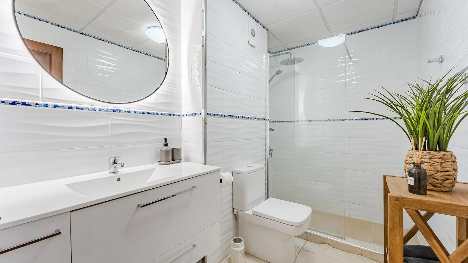 Ocean Walk Victoria Court 2 Modern Apartment With Terrace, Heated Pool, Netflix Los Cristianos