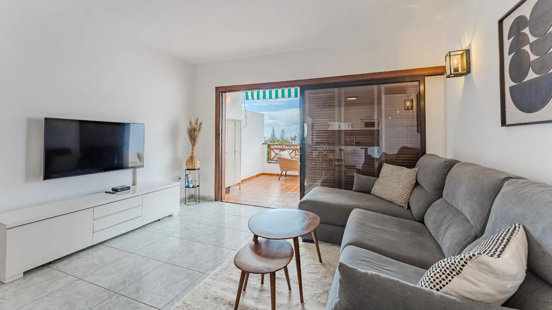 Ocean Walk Victoria Court 2 Modern Apartment With Terrace, Heated Pool, Netflix Los Cristianos
